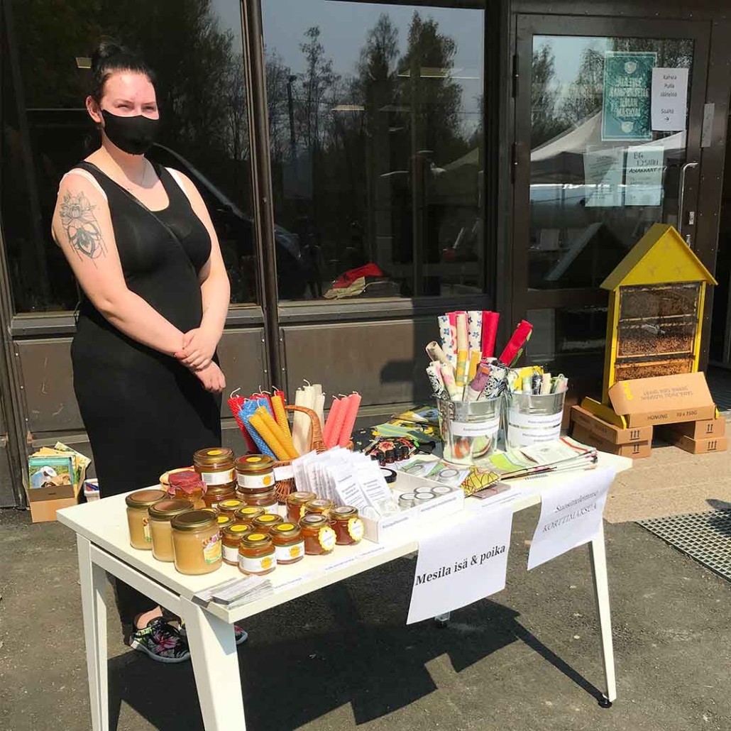 Aitoa hunajaa myynnissä Green City Farmin myyntipäivässä.