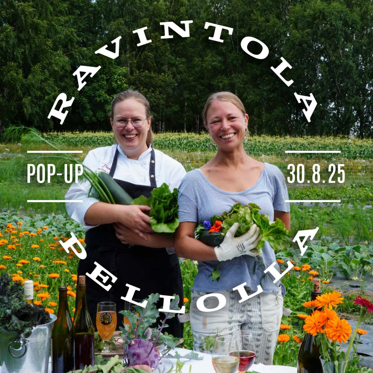 Naiset seisovat pellon laidalla valkoisella liinalla ja kasviksilla katetun pöydän takana. Naisilla on kasviksia käsivarsillaan.